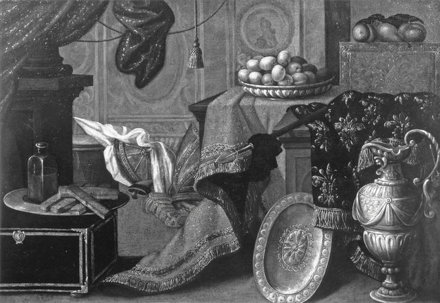 Anonimo — Fieravino Francesco - attr. - sec. XVII - Natura morta con tappeti, piatto con bottiglia e biscotti, oggetti metallici, lancia e frutta — insieme